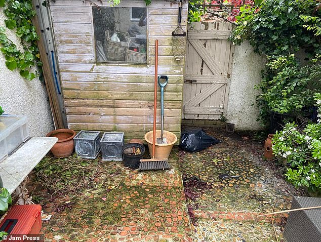 There used to be a small shed at the back of Jonathan's garden, as shown in the photo, but he removed it and cleared the surface to build his own larger shed. Jonathan explained that the original structure (above) was not 