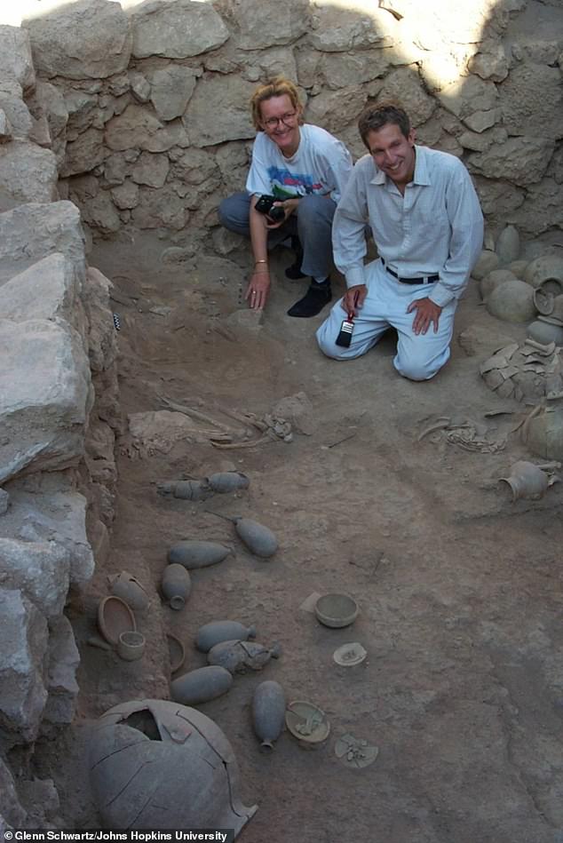 At Umm-el Marra, archaeologists discovered tombs dating back to the Early Bronze Age, a period spanning approximately 3500 to 2000 BC. One of the best-preserved tombs contained six skeletons, gold and silver jewelry, utensils kitchen, a spearhead and intact ceramic vessels.