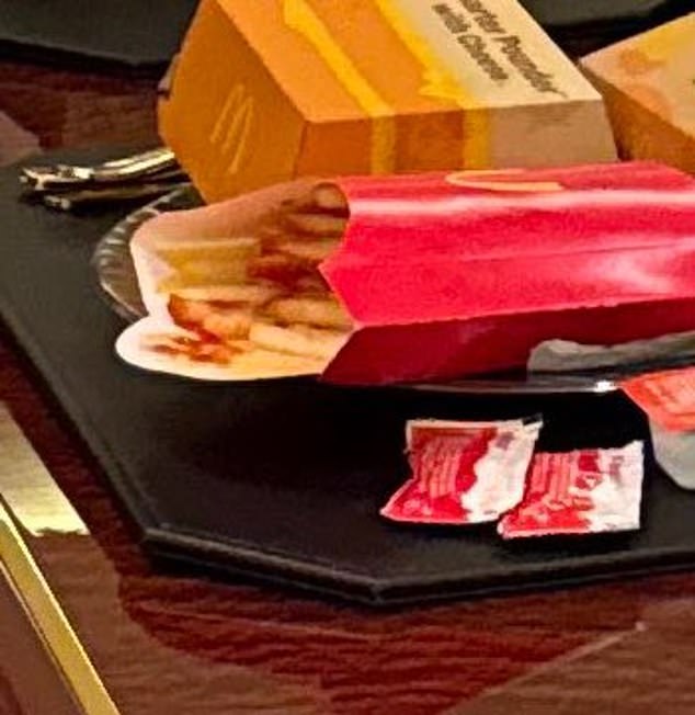 People noticed that Musk had squirted ketchup on his box of chips instead of dipping them into the ketchup packet.