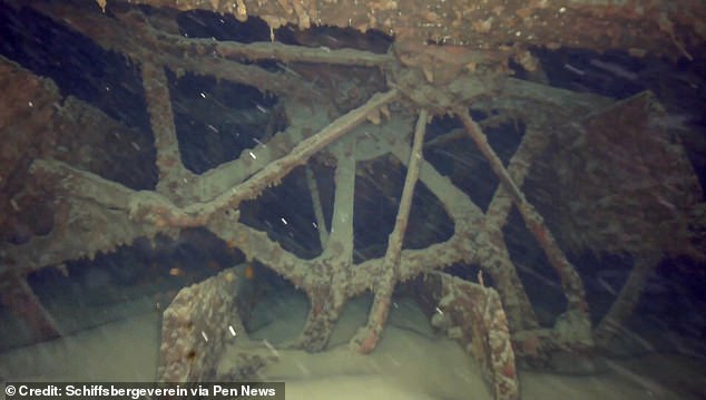 This boat was almost forgotten until 2013, when a survey of the lake discovered the location of the wreckage. Here you can see the boat's oar that remains almost intact.