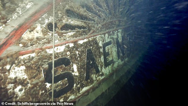 Due to the darkness and lack of oxygen on the lake bed, the Säntis is better preserved than the Titanic. You can see in this photo how the original paint on the ship's sign is still visible after 90 years underwater.