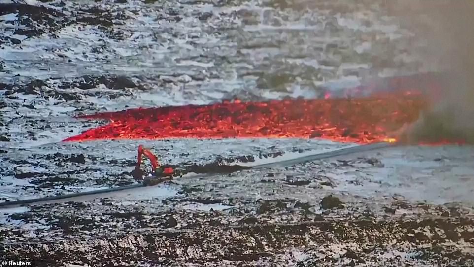 Finally, a car that was in the path of the lava, as well as the work team, quickly flee followed by clouds of thick black smoke emerging from the lava.