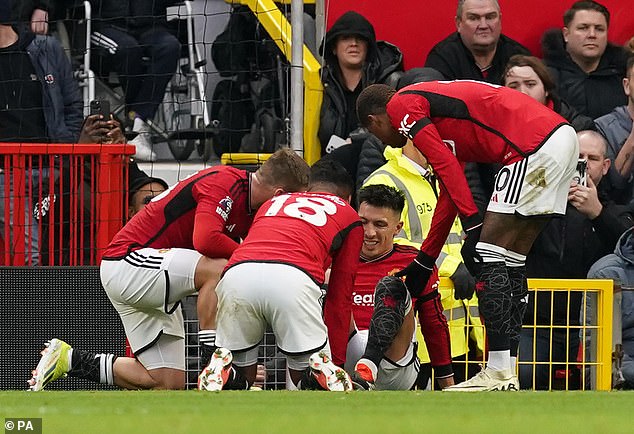 Concerned teammates surrounded Martínez after the collision with the Hammers defender