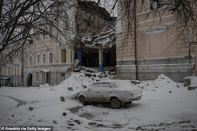 The price cap increase has been driven almost entirely by rising wholesale energy costs due to market instability and global events, especially the war in Ukraine. In the photo, a damaged building in the country.