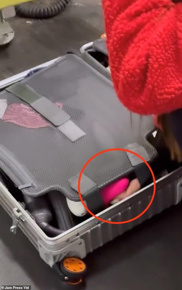 Amanda grabbed her suitcase and took it out of the plane where the agents were waiting for her. Inside she discovered the cause of it: her vibrator.