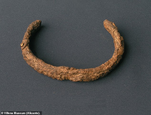 The researchers found a cap and a bracelet that contained meteoric iron: the former had 5.5 percent and the latter only 2.8 percent.