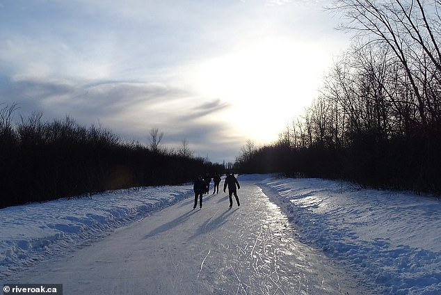 River Oak is located just 30 minutes from Ottawa and has a 3 km long ice skating rink.