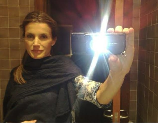 Businessman Jaime Del Burgo shared this invisible selfie of Queen Letizia with his followers. He claimed that royalty wore her pashmina and said that 