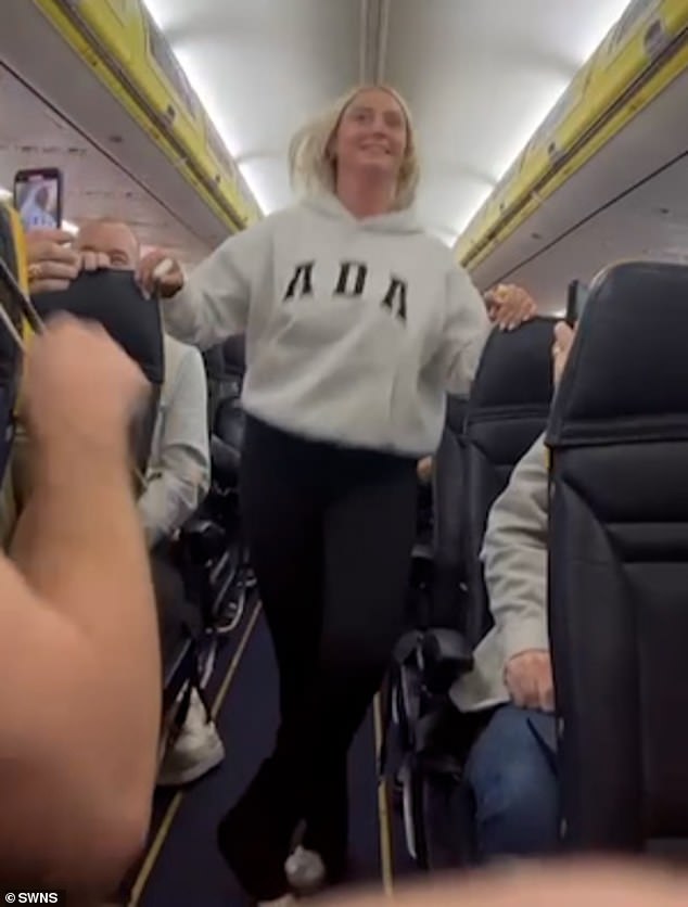 The passengers then turned to the dancing woman and began filming her.