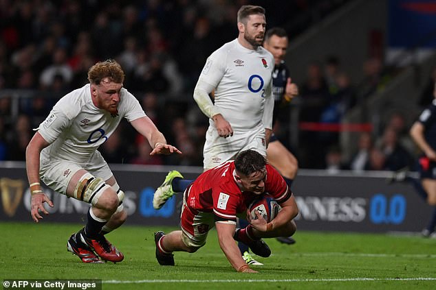 Alex Mann scored Wales' first try to give the visitors the lead and calm Twickenham.
