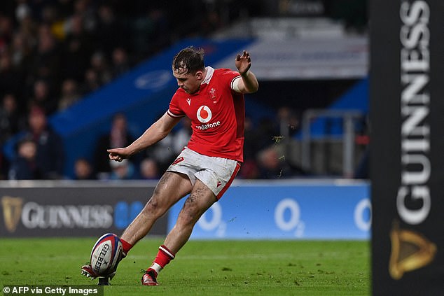 Wales fly-half Ioan Lloyd scores his nation's first try as they take an early lead against England.