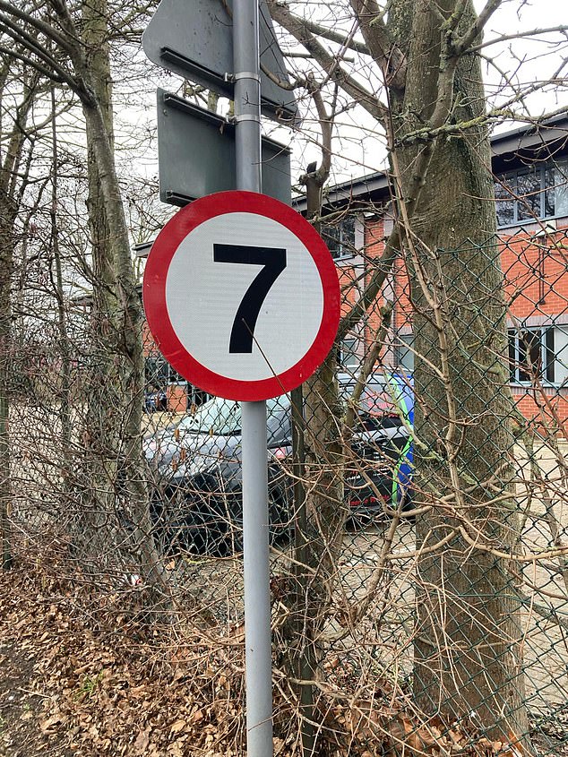 7mph sign on the access road to Oxford Academy in Littlemor.  Photo credit: Peter Hitchens.