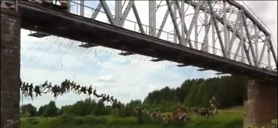 Thrillseekers: Massive bridge jumping takes place in Russia in attempt to break world record