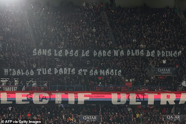 Fans raised a banner during Les Parisiens' Ligue 1 match against Lille on Saturday afternoon with a message addressed to the mayor.