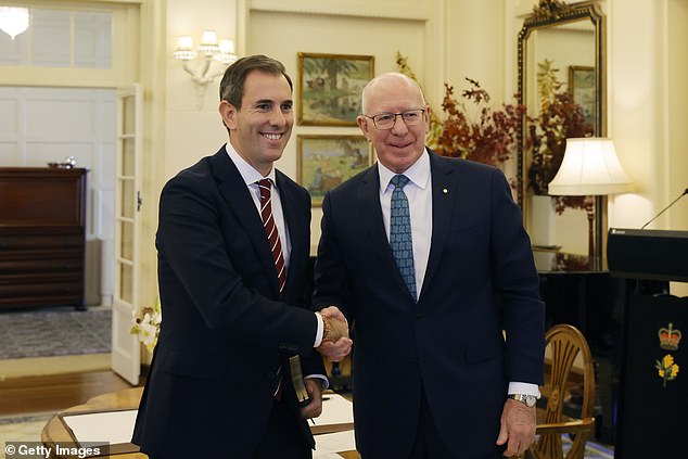 Treasurer Jim Chalmers poses for a photo with Governor General David Hurley at the inauguration