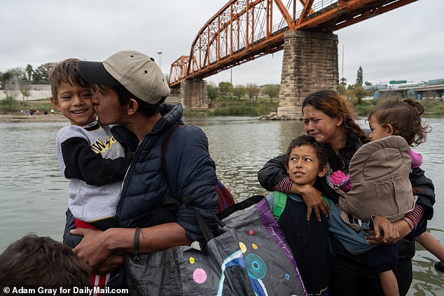 Honduran migrant Irma Yolani Cruz (right), 31, cries as she approaches the riverbank holding her one-year-old daughter Ariany and her 11-year-old son, with her husband Jaimie Ariel Rapalo, 32 years old, and his eight-year-old son, as migrants. cross the big river
