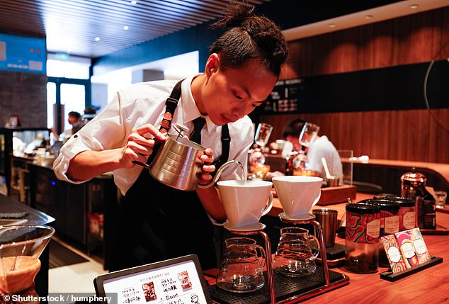 Tipping in China is practically prohibited. In the photo: a waiter in Shanghai.