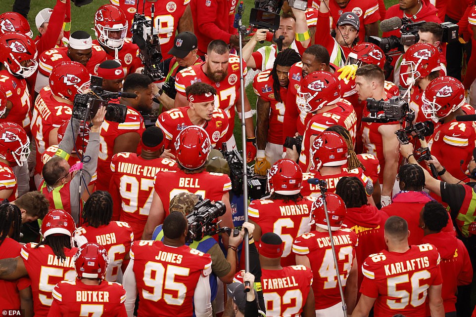 Chiefs quarterback Patrick Mahomes (center) gives a late talk to the Kansas City team with Kelce by his side.