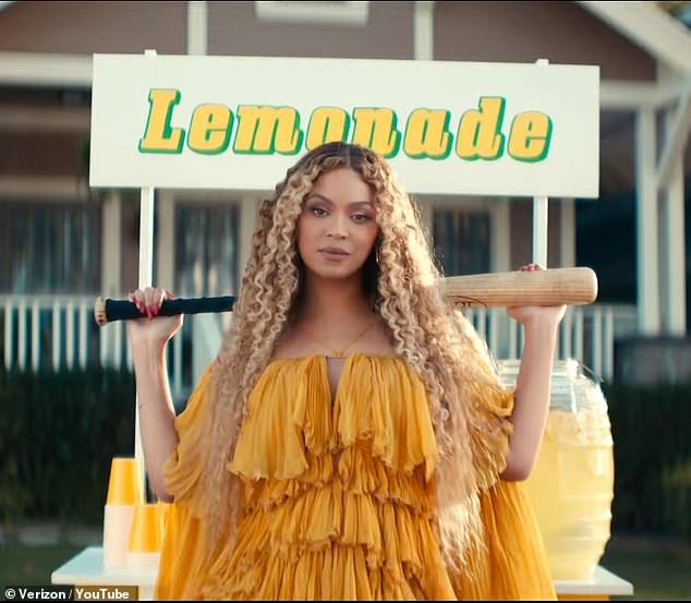 It comes after days before the telephone company mocked the singer's appearance in the advertisement with two short fragments shared on social networks.
