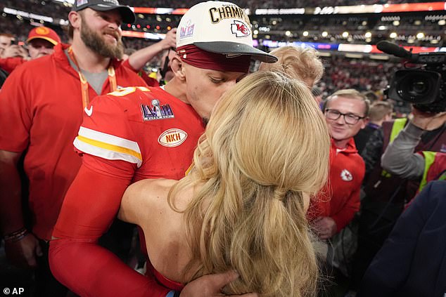 The wife of the Chiefs quarterback, who played Britney Spears in a daring red PVC look during the game, was also accompanied by her two little ones: her daughter Sterling, three years old, and her son Bronze, two years old.