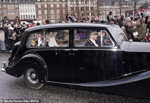 Mary and Frederick traveled together in a 1958 Rolls-Royce from Amalienborg, followed by Queen Margaret in a carriage, which departed from the Palace of Christian IX.