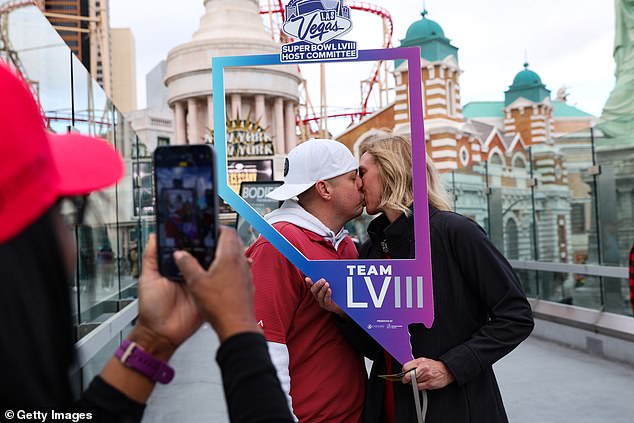 In one of the countless photographs along the Strip, two fans are seen kissing.