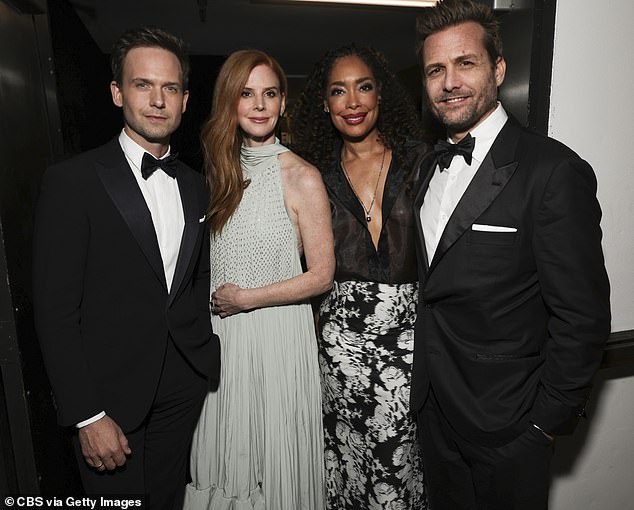 The four former co-stars posed happily backstage at the Golden Globes on Sunday night.