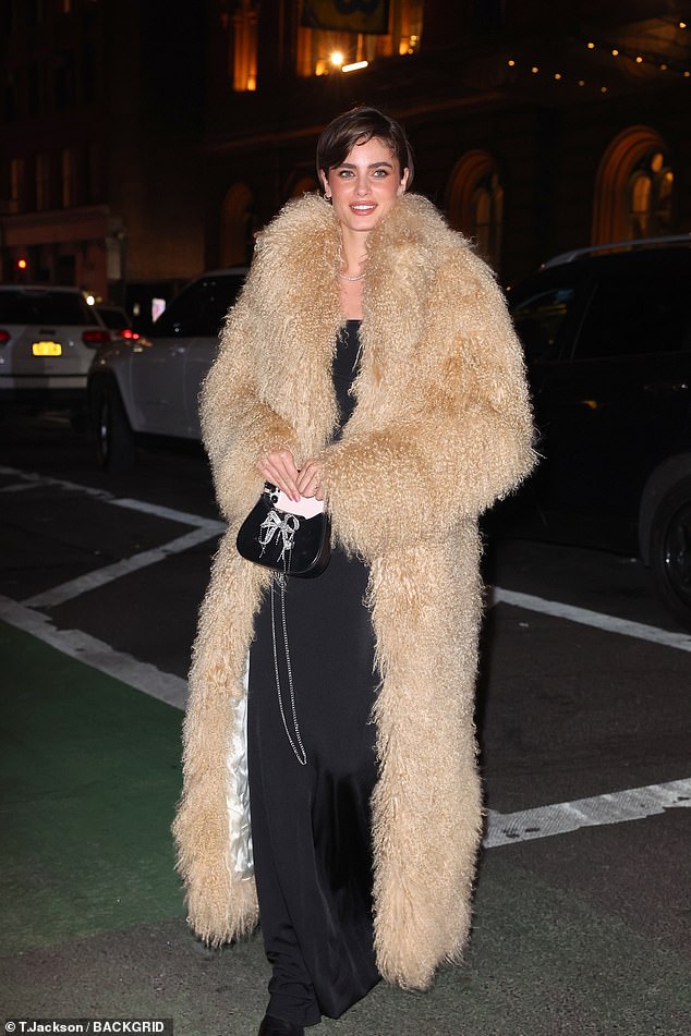 Model Taylor Hill looked unmissable in a thick brown fur coat, although it was unclear if it was real or faux fur.