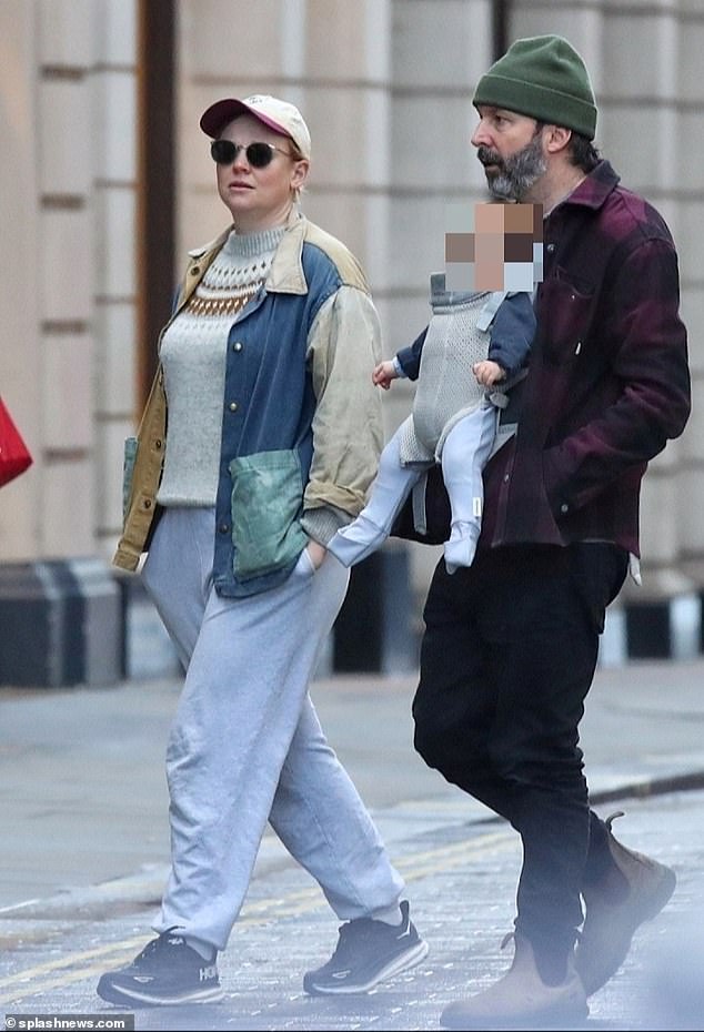 Snook dressed in a gray sweater and sweatpants while out with her family in London.