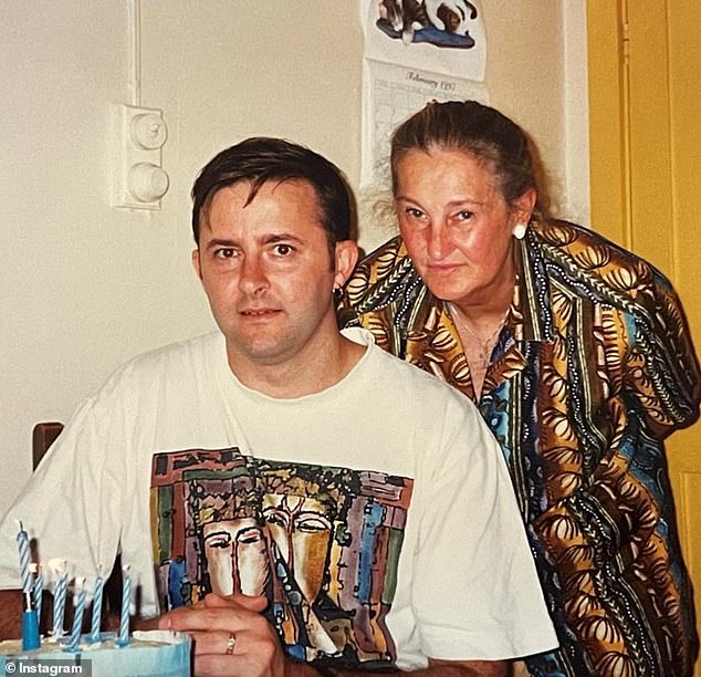 Albanese often speaks of being raised in public housing in Camperdown town center by a single mother who suffered from chronic rheumatoid arthritis and was dependent on a disability pension. She appears in the photo with his mother Maryanne, who according to Albanese would be proud of him.
