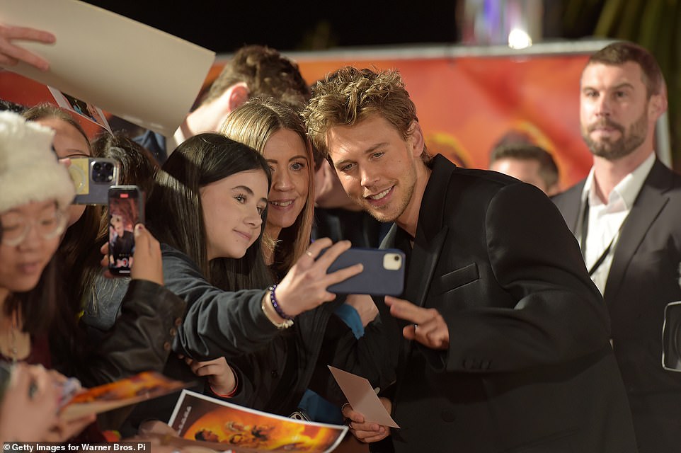 Austin, who plays Feyd-Rautha Harkonnen in the film, also posed for photos with fans.