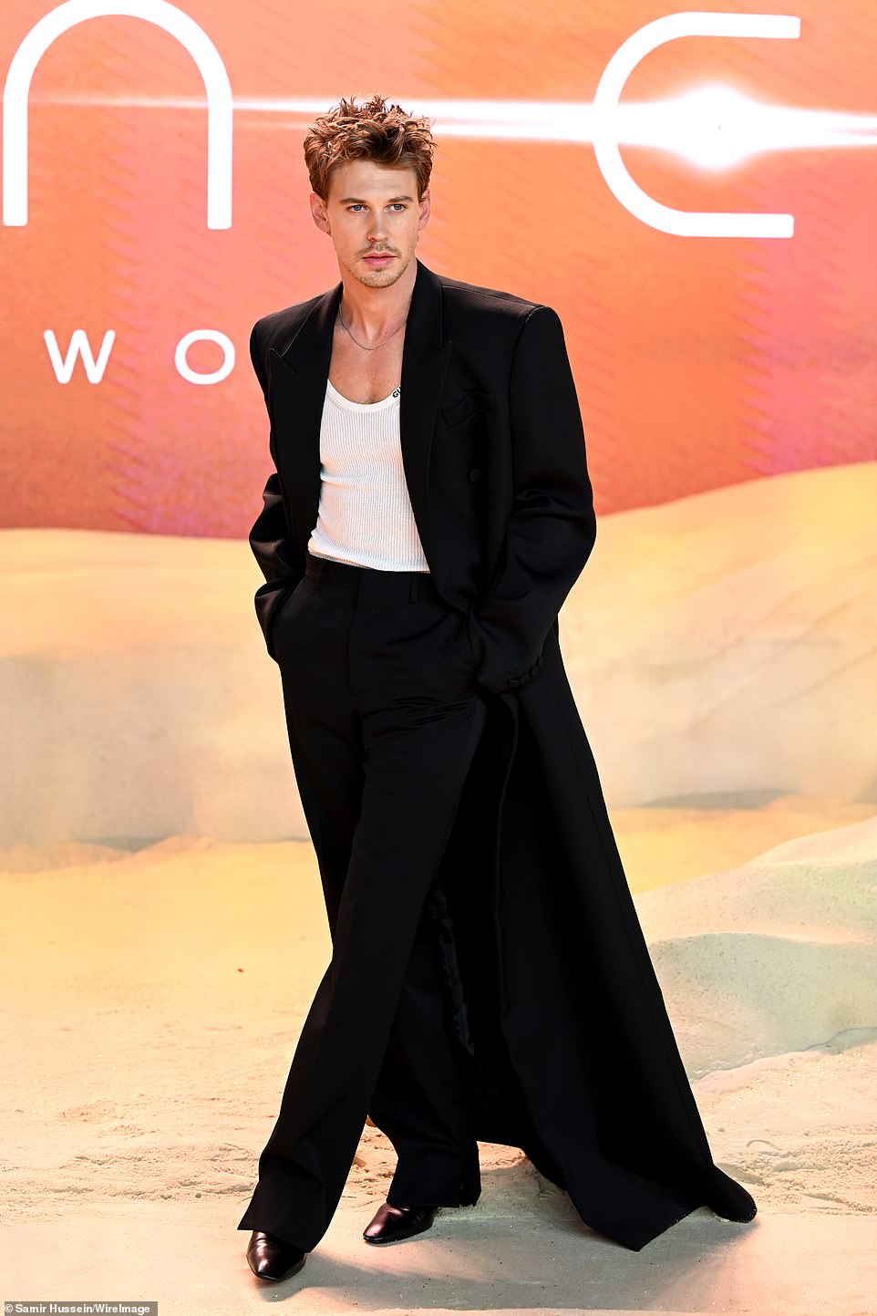 Austin Butler made a lively show when he arrived at the premiere wearing a black jacket with high-waisted pants and a white t-shirt.