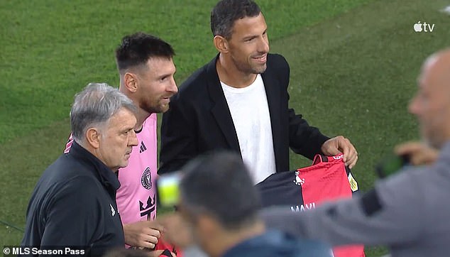 He, Tata Martino and Maxi Rodríguez held up Newell's jerseys before the game in a photo.