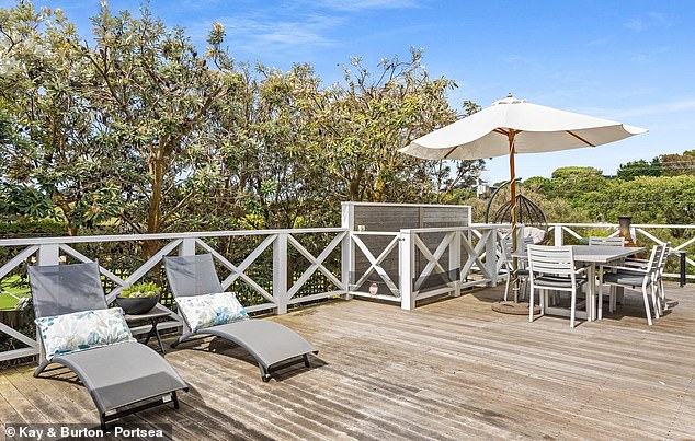 Located in the famous coastal destination of Portsea, Victoria, 111km from Melbourne, this charming beach house features three bedrooms and two bathrooms.
