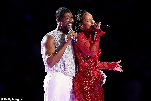 Usher performed a special performance of his hit 'My Boo' with New York City singer Alicia Keys to applause.
