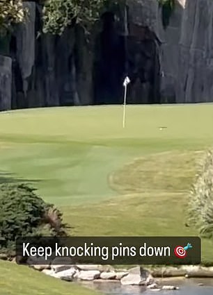 The 77-year-old man's shot falls a few meters from the flag and he can say: 