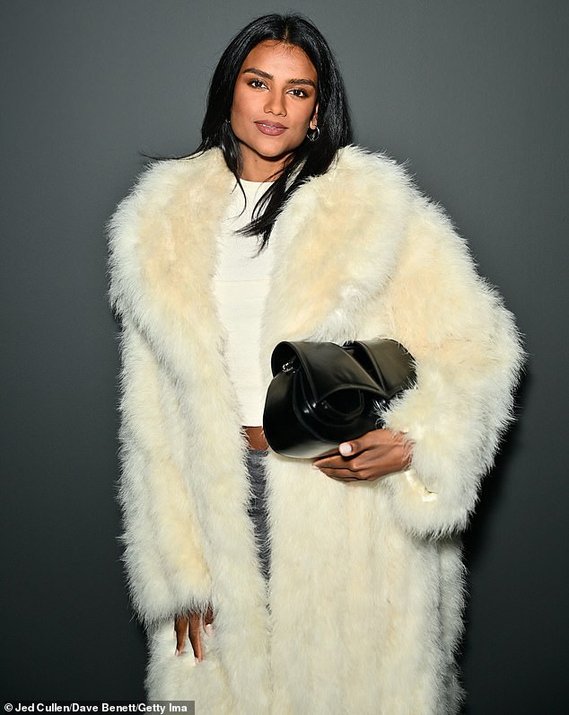 Simone looked glamorous in a huge cream faux fur coat which she teamed with a gray miniskirt and a sleeveless turtleneck with shoulder slits.
