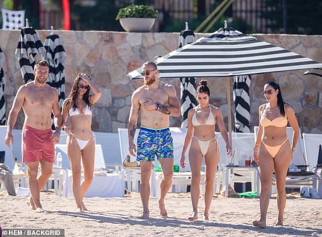 Juszczyk, his wife Kristin, tight end Kittle, Culpo and Claire wander the sand in Mexico