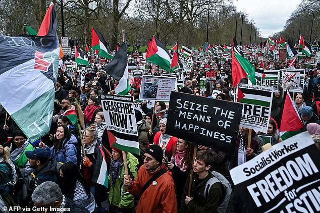 A large number of slogans and banners could be seen along Park Lane, with protesters demanding an end to the siege of Gaza.