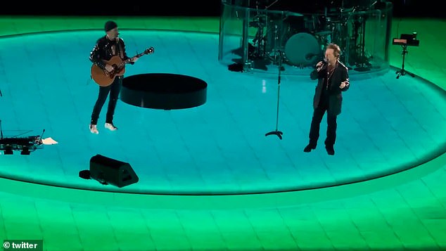 Before performing Don't Dream It's Over by Crowded House, Bono also expressed his support for the people of Ukraine and his opposition to Vladimir Putin.