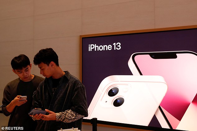 Starting with the iPhone 13 in 2021, the two lenses of the rear camera model on standard iPhone models are oriented diagonally. In the photo, customers with iPhone 13 in Beijing, China, September 24, 2021.