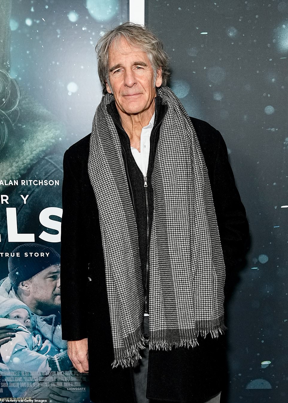 The iconic actor was very well dressed in a black coat over a white shirt and a large black and white checkered scarf for his moment on the red carpet.