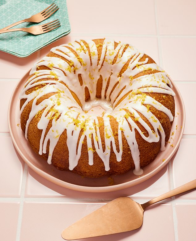 Sponge cake with lemon drizzle