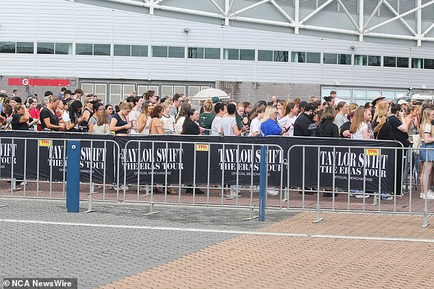 What they didn't know was that Taylor herself was inside the arena doing a sound check while fans lined up at the merchandise stand outside.