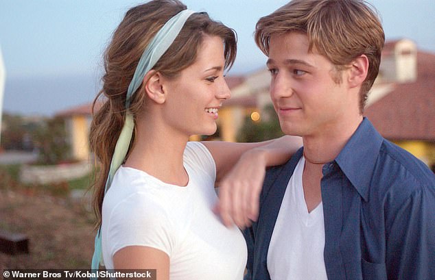 Ben and Mischa dated while their respective characters, Marissa Cooper and Ryan Atwood, were romantically linked in the series' storyline.