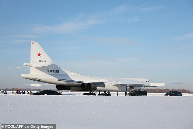 The Tupolev Tu-160M ​​Ilya Muromets strategic bomber is seen on the snow-covered runway in Kazan.
