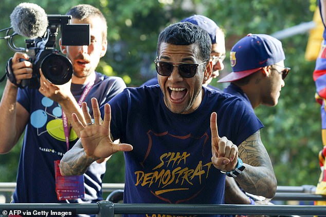 Alves had two children with his first wife Dinora Santana, whom he married in 2008.