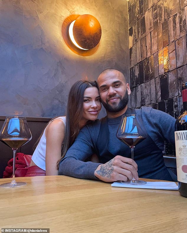Dani Alves takes a photograph with his ex-wife, the model Joana Sanz, in a publication shared on Instagram