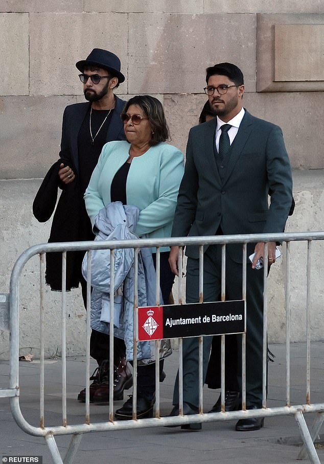 Doña Lucía, mother of Dani Alves, and her siblings arrived at the court before the hearing in early February.