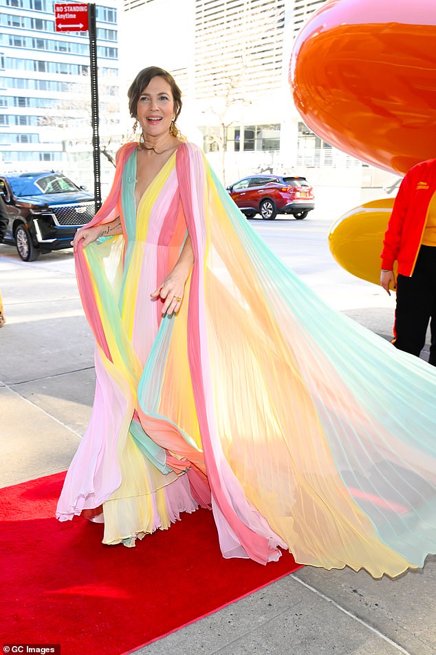 Two days ago, Drew received another surprise when she arrived at the show in a beautiful pastel-colored dress with vertical stripes and a plunging neckline by designer Jenny Packham.